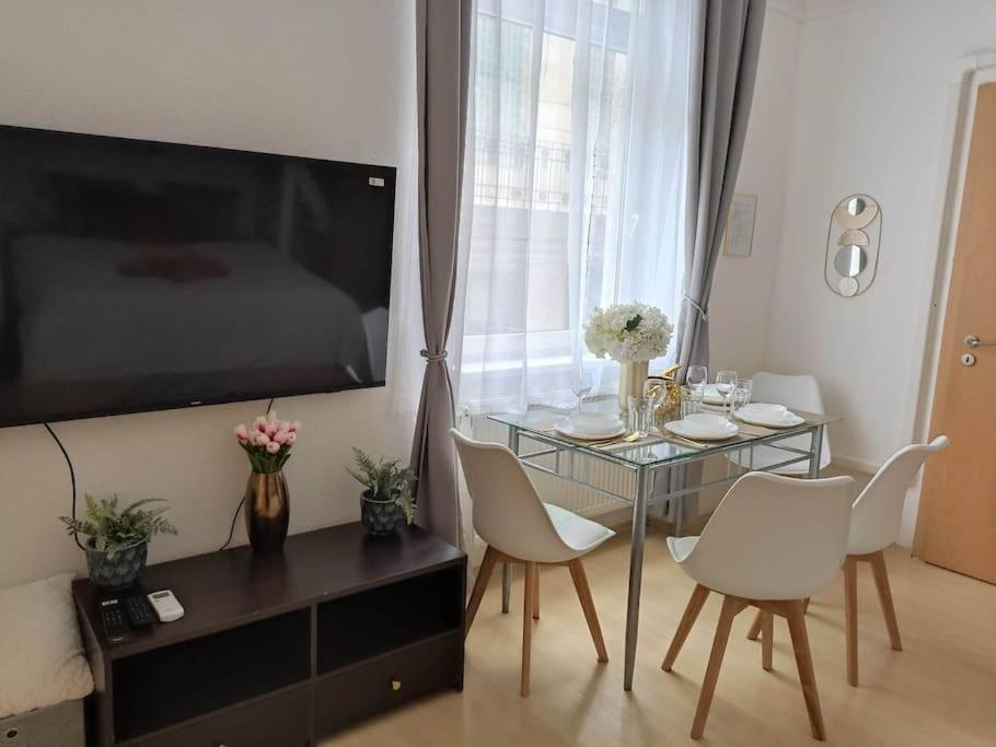 Trendy 2 Room Flat, Next To Corvin Mall Free Huge Garage! Ac,Dishwasher,Washmachine, Smart Tv Будапеща Екстериор снимка