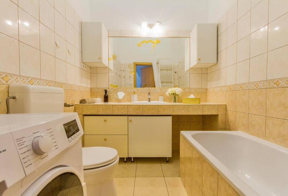 Trendy 2 Room Flat, Next To Corvin Mall Free Huge Garage! Ac,Dishwasher,Washmachine, Smart Tv Будапеща Екстериор снимка