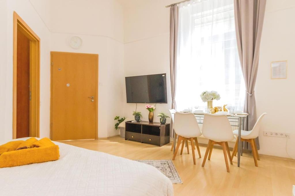 Trendy 2 Room Flat, Next To Corvin Mall Free Huge Garage! Ac,Dishwasher,Washmachine, Smart Tv Будапеща Екстериор снимка