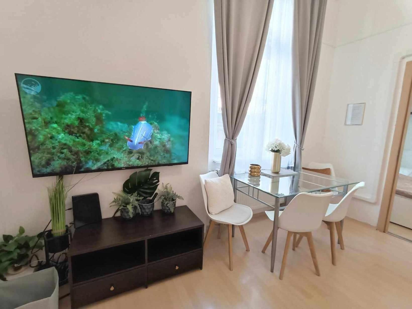 Trendy 2 Room Flat, Next To Corvin Mall Free Huge Garage! Ac,Dishwasher,Washmachine, Smart Tv Будапеща Екстериор снимка